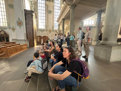 frauen-mit-blick-zur-decke.jpg